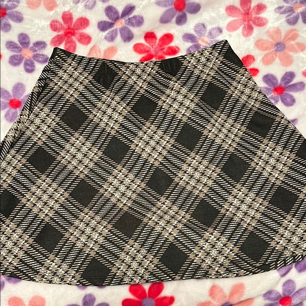 Stylish Black and Cream Plaid Skirt